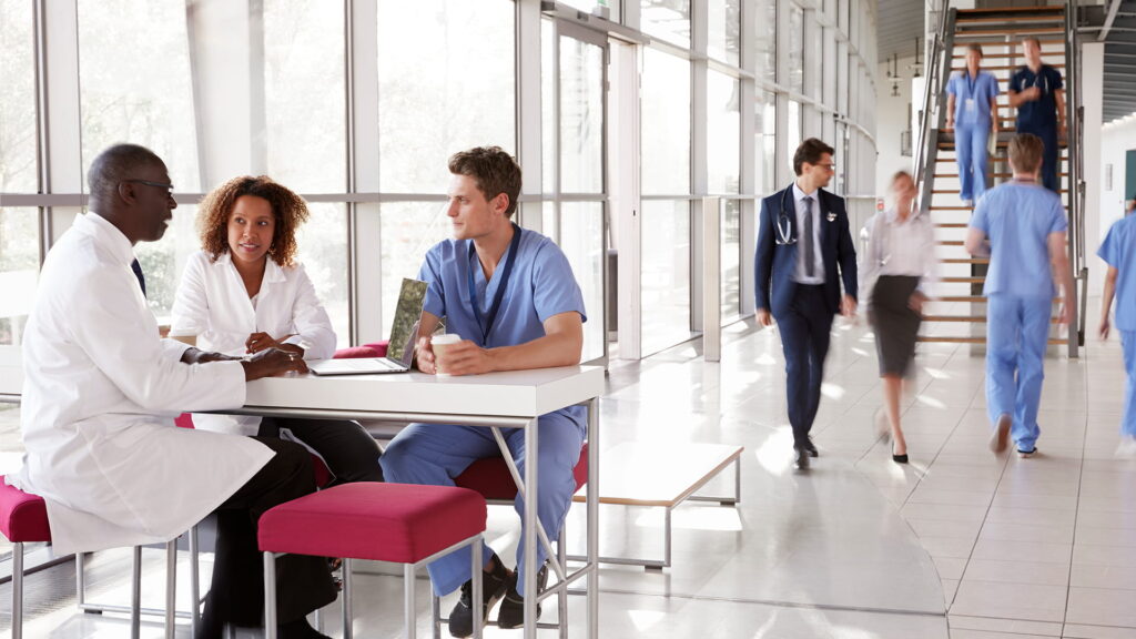 Médecins et personnel soignant en réunion dans le hall d'un établissement de santé